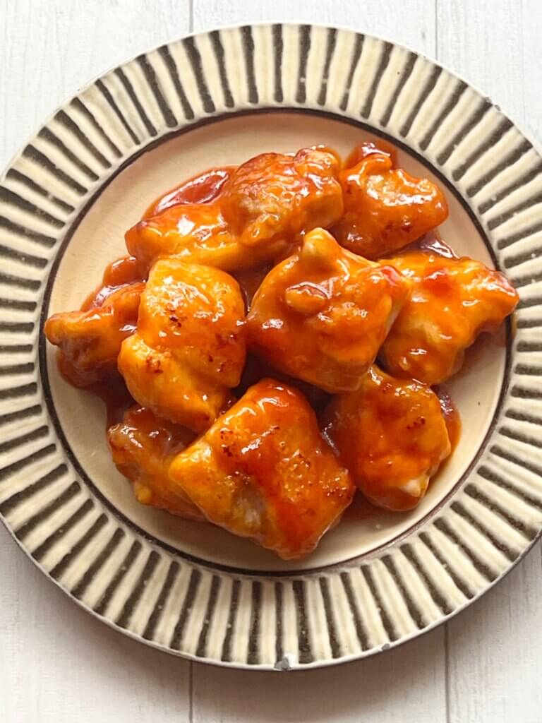 お皿に乗ってるヤンニョムチキン