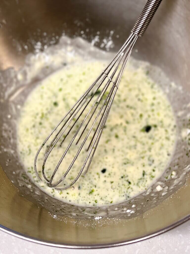 天ぷらの粉で青のりを加えて衣を混ぜる