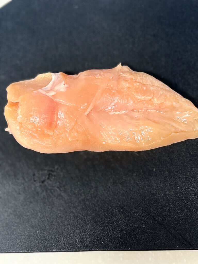 まな板の上にある鶏胸肉