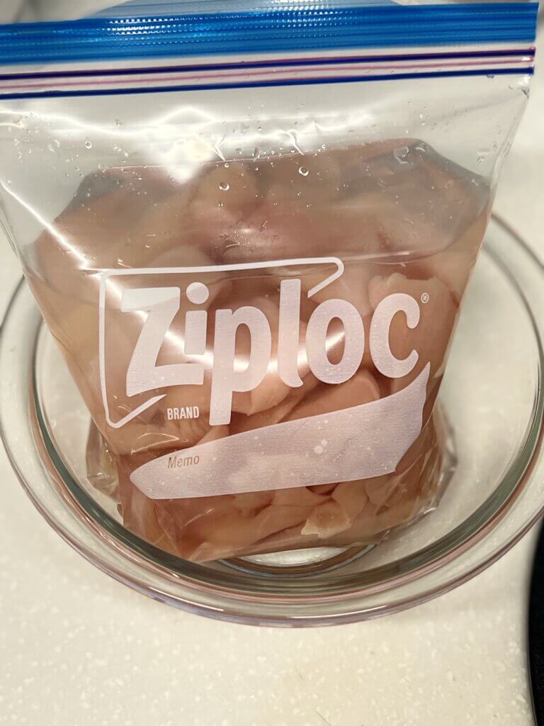 ジップロックにブライン液で浸ってる胸肉