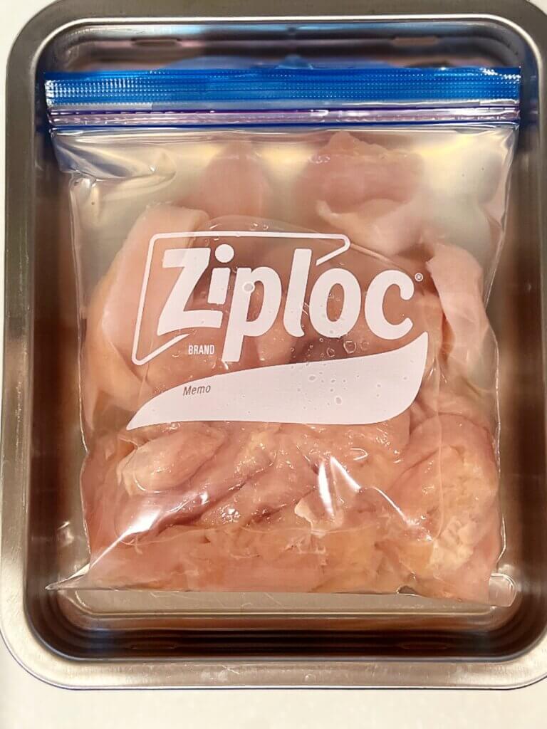 鶏胸肉をブライン液につけてるところ