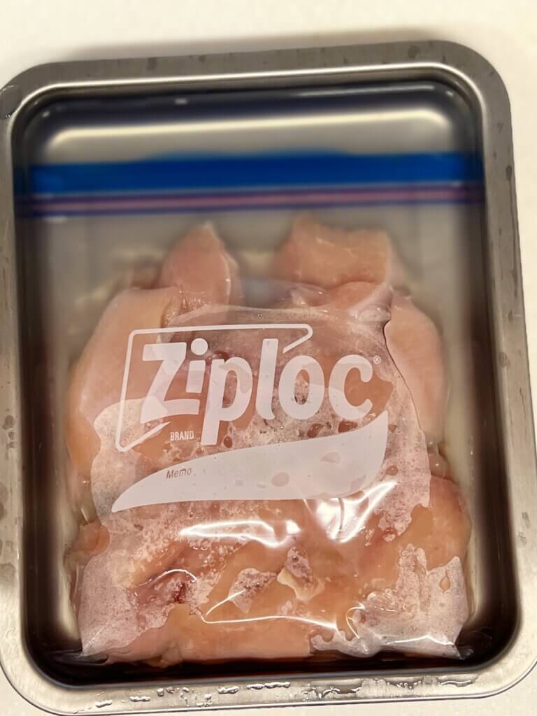 バッドの上にジップロックにブライン液と胸肉が入ってる