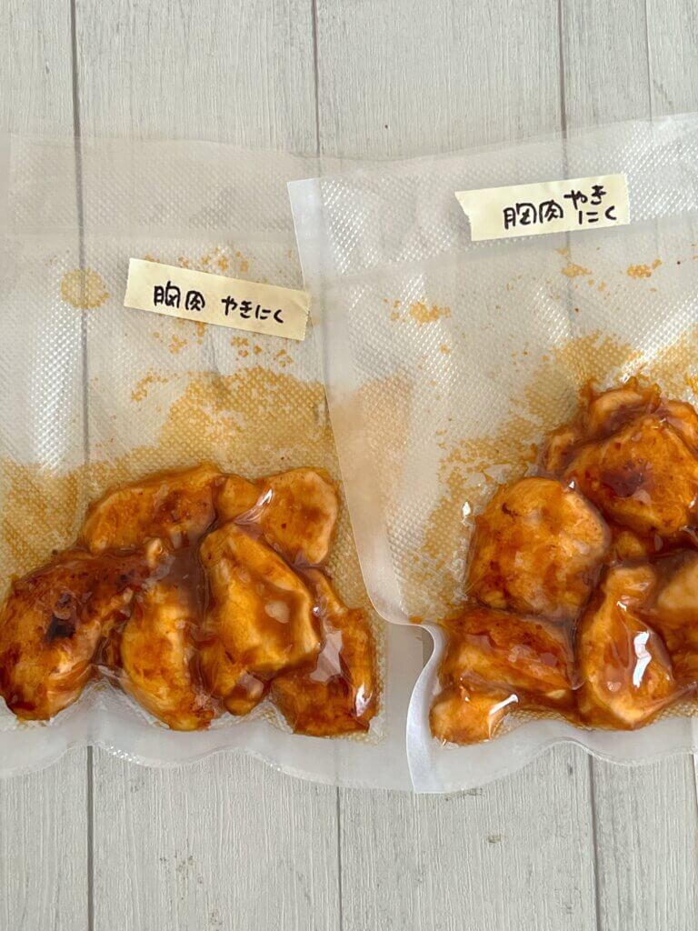 鶏胸肉の焼き肉タレおかずを真空パックしてるところ