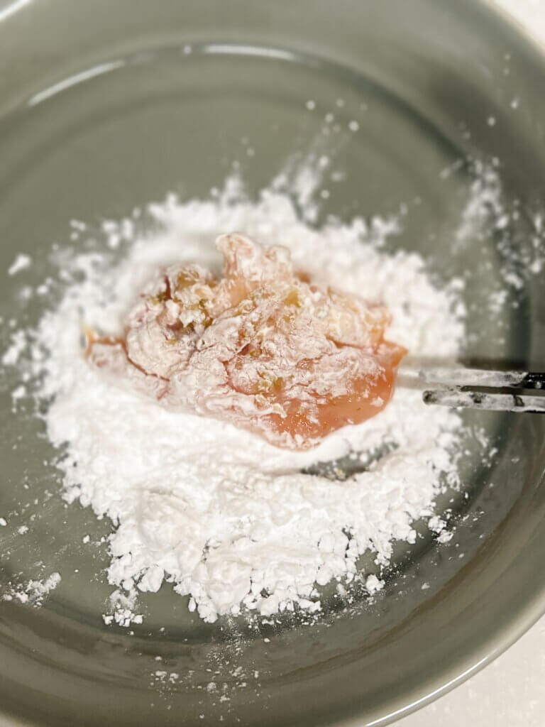 鶏もも肉に片栗粉をまぶす