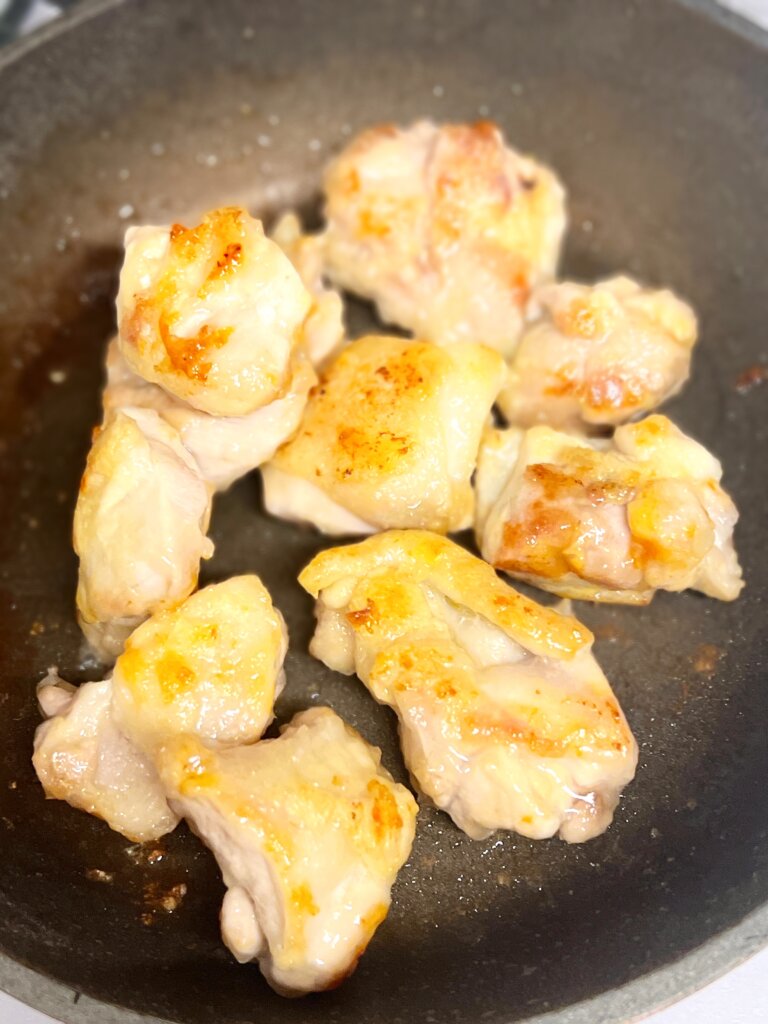 もも肉焼き色をつける