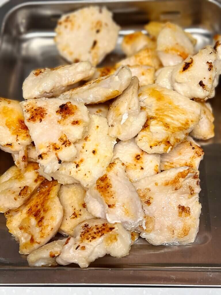鶏胸肉仕込み中