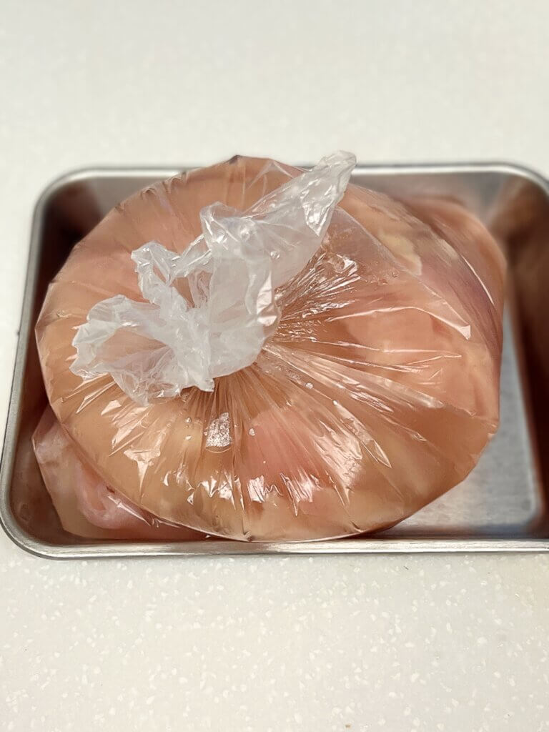 胸肉をブライン液につけてるところ